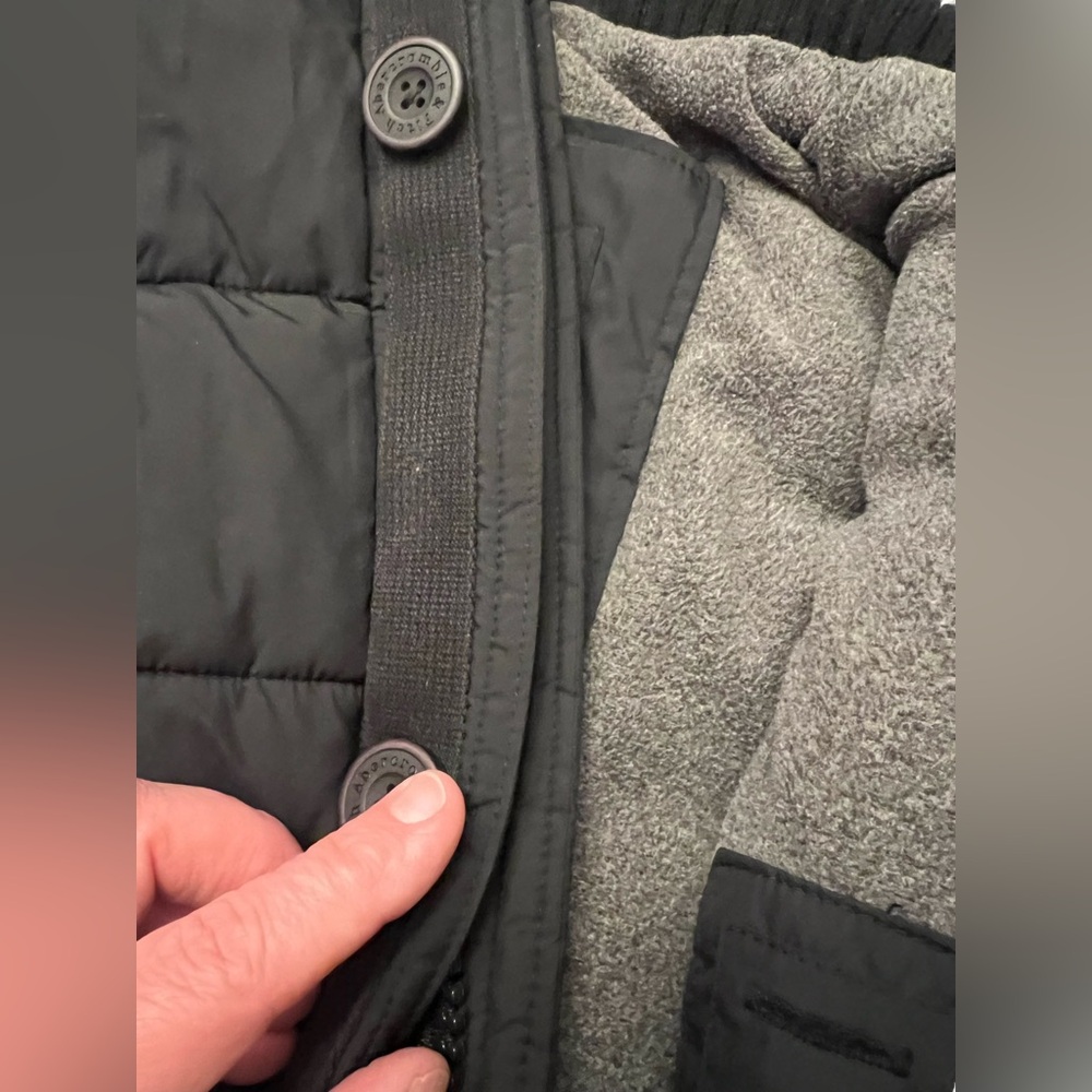 Vintage Abercrombie & Fitch Black Puffer Vest with Emblem - Picture 7 of 8